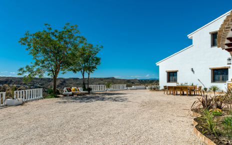 Parking amplio junto a la casa